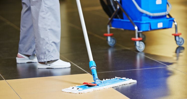 rengøring med gulvmoppe